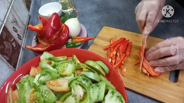 Уж очень он ВКУСНЫЙ!Готовьте сразу большую порцию."Салат из ЗЕЛЁНЫХ ПОМИДОР".