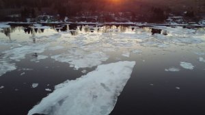 лед идет по Неве в апреле