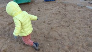 Дети катаются с горки