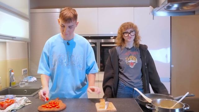 IKONY V KUCHYNI #1 - Gigi Hadid SPICY pasta смотреть онлайн