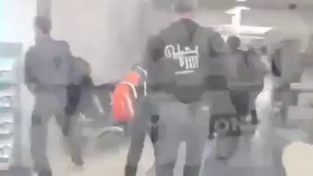 Драка Луи и папарацции в аэропорту LAX в Лос Анджелесе 3 марта 2017 смотреть онлайн