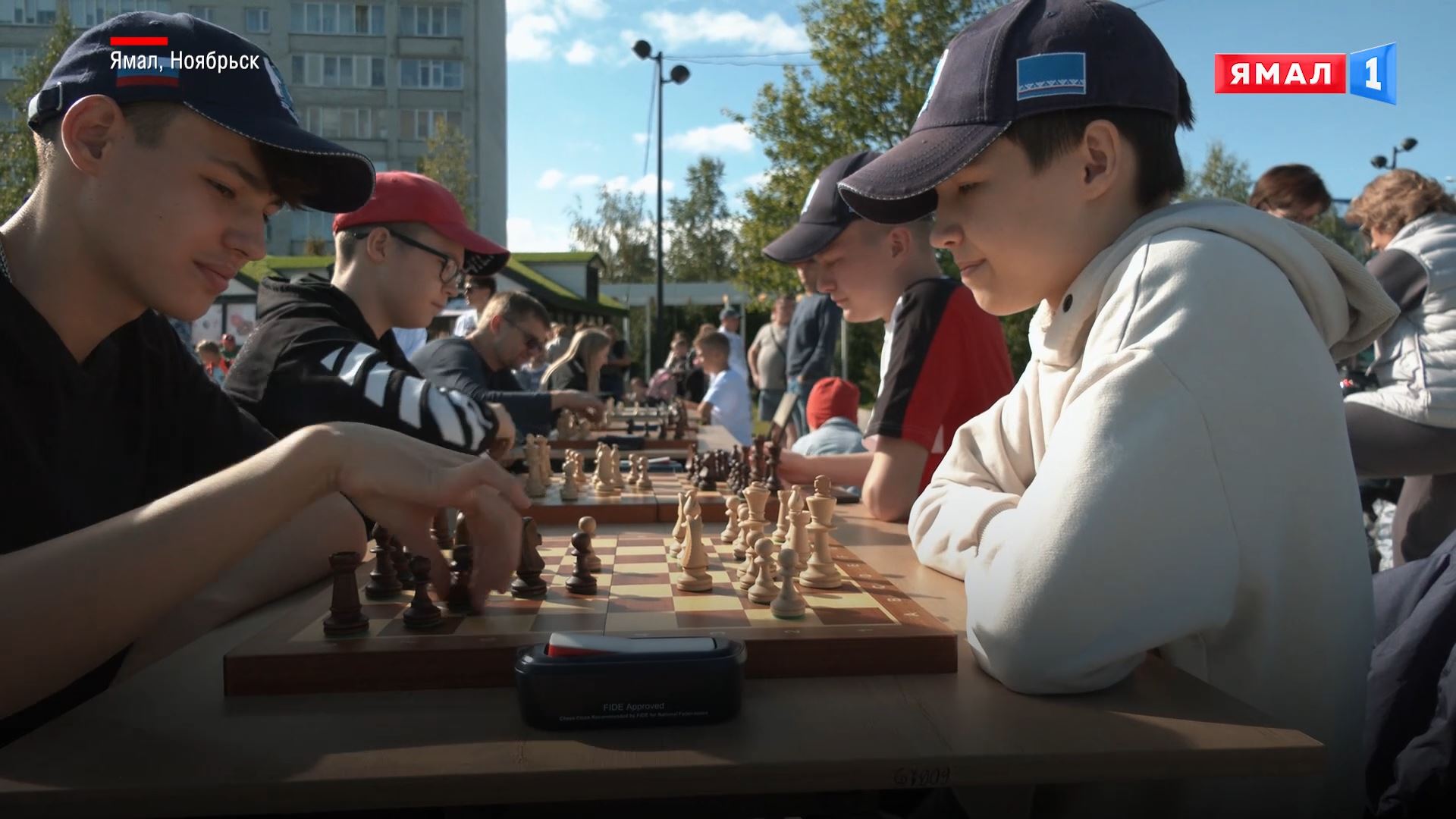 От дебюта до эндшпиля: в Ноябрьске сыграли в «Шахматы у фонтана»