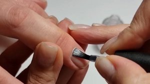 Курсы маникюра. Нанесение праймера на ногтевую пластину.