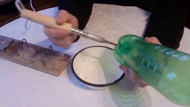 Как сделать поилку для цыплят из пластиковой бутылки