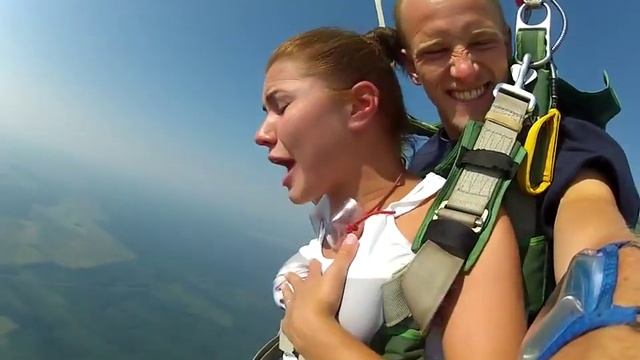 Прыжок с парашютом БЕЗ ЦЕНЗУРЫ Девушка ЖЖЕТ ! SKYDIVE SPB смотреть онлайн