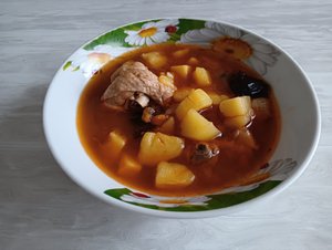 Жаркое с курицей, картошкой и черносливом