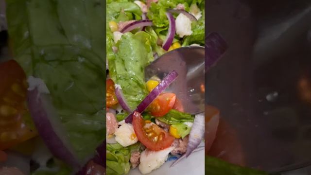 Салат из консервированного тунца. смотреть онлайн
