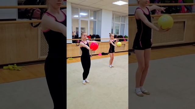 Художественная гимнастика. Учим повороты с мячом. смотреть онлайн