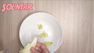 Цезарь с креветками, пекинской капустой и чесночным соусом. Новогодний стол 2022