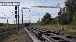 ВЛ10У-971 с грузовым поездом проезжает станцию Икша.