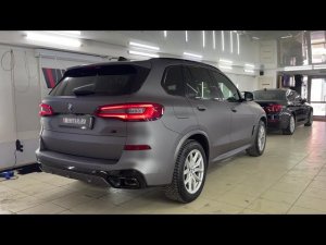 Оклейка BMW X5 пленкой темносерого цвета, бронирование лобового и монитора, химчистка и шумоизоляция