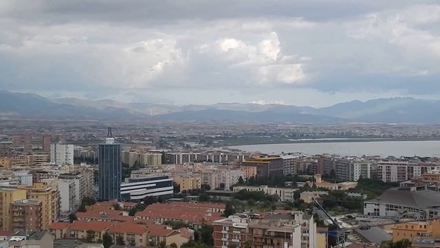 Город Кальяри с обзорной высоты...