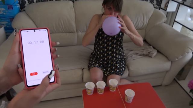 ПОЧЕМУ Лена ГРУСТИТ? Лера и Толик РАЗВЕСЕЛИЛИ Лену. Крейзи БАТЛ челлендж с ШАРИКАМИ смотреть онлайн