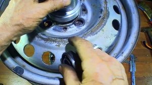 Мой шиномонтажный станок сделан вручную из подручных материалов.