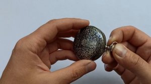 Красивые серебряные карманные часы.