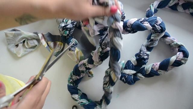 ИЗ СТАРЫХ ТРЯПОК СДЕЛАЛА ПРЕКРАСНУЮ ВЕЩЬ ДЛЯ ДОМА