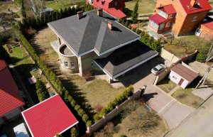 Аэросъёмка загородного дома с участком на продажу