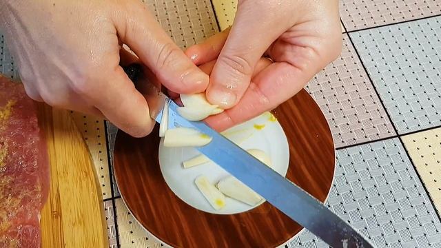 ВМЕСТО КОЛБАСЫ!!! ВКУСНЕЙШИЙ запеченный МЯСНОЙ рулет на ПРАЗДНИЧНЫЙ стол | kitchenice