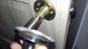 Как снять дверную ручку