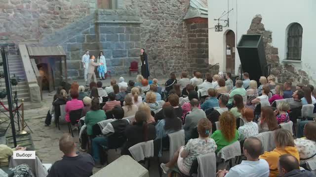 Театр «На Литейном» показал спектакль «Тот самый Мюнхгаузен» в Выборгском замке