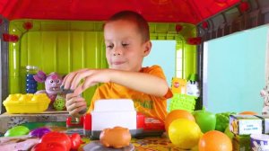 Дамик играет в продавца супермаркета. Магазин Funny Damik.