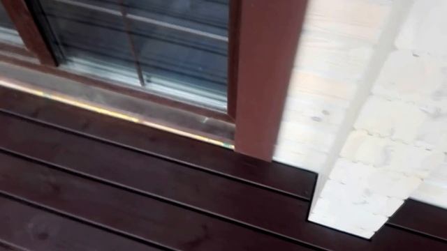 Палубная доска на болконах в деревянном доме из клееного бруса