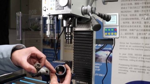 MACHINING OPERATION WEISS MILLING MACHINE VM25L