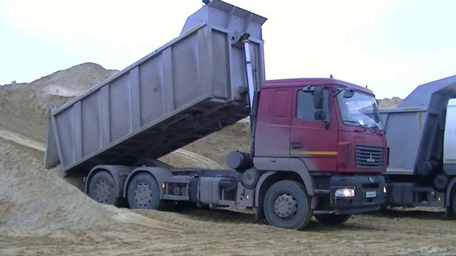 Самосвалы МАЗ-6501В9 разгружаются смотреть онлайн
