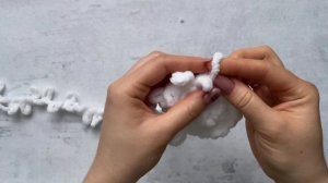 Снежок / шар / елочная игрушка / мяч из Alize Puffy fine. Вязание руками, без спиц и крючка.