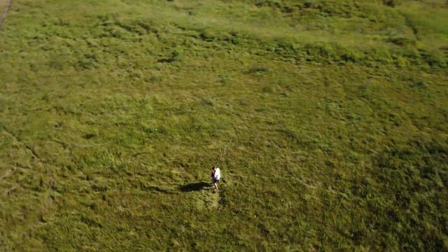 Пара танцует и дурачатся в поле. Без звука. смотреть онлайн