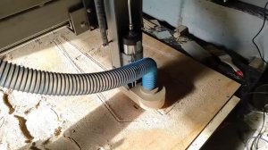 Деревянный электромотоцикл с миниатюрным двигателем.