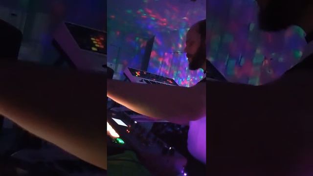 MC-707 and Deepmind 12 Synthwave Meltdown (@rolandglobal @behringer ) смотреть онлайн