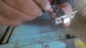 Как починить дверную ручку-защелку...