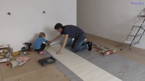 Клеим обои на кухне по лазерному уровню
