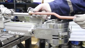 Ручной дорновый трубогиб. Пространственная гибка медной трубы с гайкой на 90 и на 45 градусов.