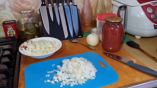 Готовим зелёный борщ. Пропалываем малину. смотреть онлайн