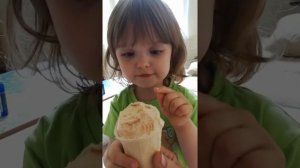 Полина 3 года, первый раз ест холодное мороженое)