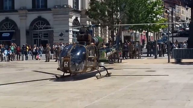 Décollage hélicoptère de l’armée, Gazelle, Place de Jaude Clermont Ferrand смотреть онлайн