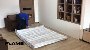 Распаковка скрученного матраса.