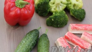 Крабовый салат с брокколи, огурцом и болгарским перцем