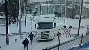 В Домодедово электропоезд снес застрявшую на рельсах фуру