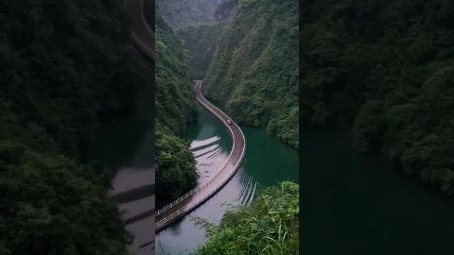 A floating bridge in Hubei province, China.лавучий мост в провинции Хубэй, Китай.