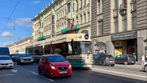 Пробуем Петербургские пышки в Гостином дворе. Ул.Садовая, Невский проспект. Санкт-Петербург.