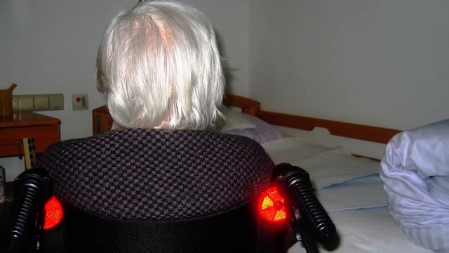 Санитары искали старушку, пропавшую из дома престарелых. А когда подняли записи с камер наблюдения смотреть онлайн