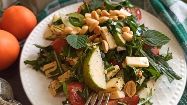 Салат с грушей, руколой, сыром и орехами. Рецепт ресторанной кухни у вас дома! смотреть онлайн