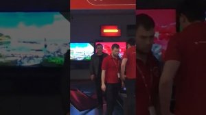 Мвидео псих разбил телевизор и чуть не порезал сотрудников