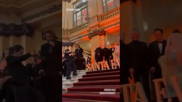 Natalia Oreiro y el elenco en la escalera del Teatro Colón en la Avant Première de "Santa Evita"