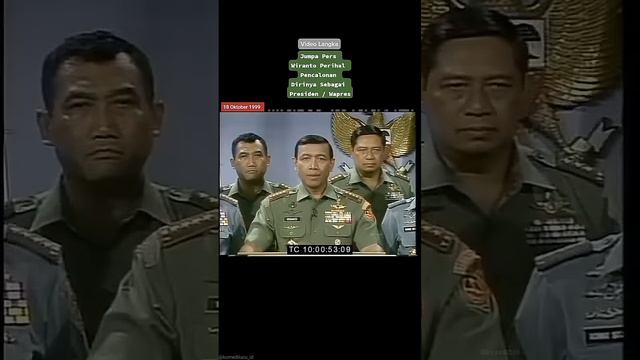 konfrensi pers bapak wiranto saat menjadi panglima TNI didampingi SBY muda dibelakangnya..