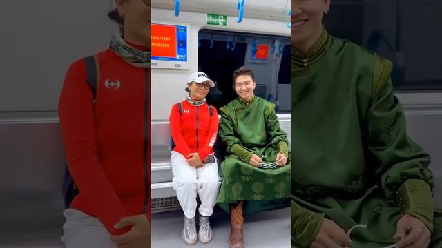 Баргут в Пекине. Баргут-монгол в национальной одежде. смотреть онлайн