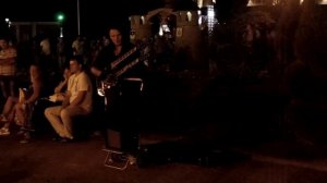 Уличный гитарист приехал в Геленджик и играет красивую мелодию на улице в день города